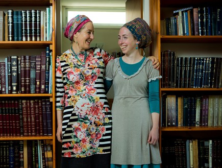 הרבנית נעמי שפירא ובתה מעיין הנדלר (צילום: אריק סולטן, באדיבות מגזין נשים)