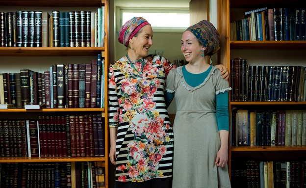 הרבנית נעמי שפירא ובתה מעיין הנדלר