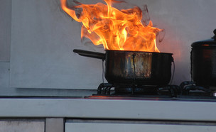 סיר שרוף על כיריים (צילום: Shutterstock)