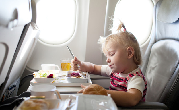  ילדה במטוס (צילום: Shutterstock)