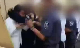 עימות בין שוטר ערבי לצעיר יהודי (צילום: חדשות 2)