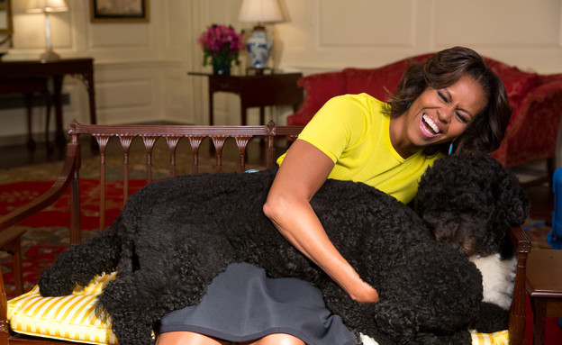 מישל עם הכלבים בו וסאני (צילום: Official White House Photo by Amanda Lucidon)