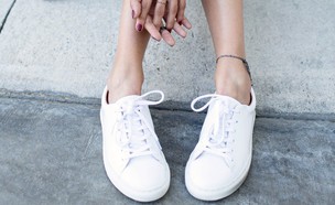 סניקרס לבנות (צילום: בלוג)