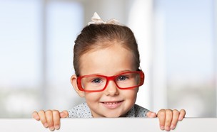 ילדה עם משקפיים (צילום: Billion Photos, Shutterstock)