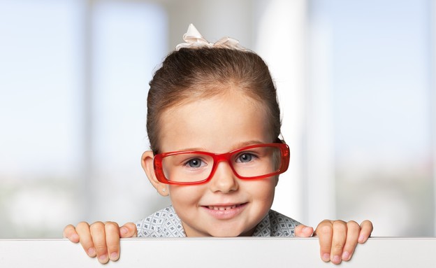 ילדה עם משקפיים (צילום: Billion Photos, Shutterstock)