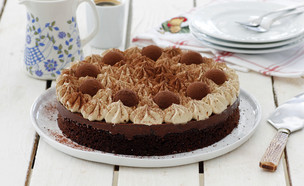 עוגת שוקולד עם קרם קפה וטראפלס (צילום: נטלי לוין, אוכל טוב)