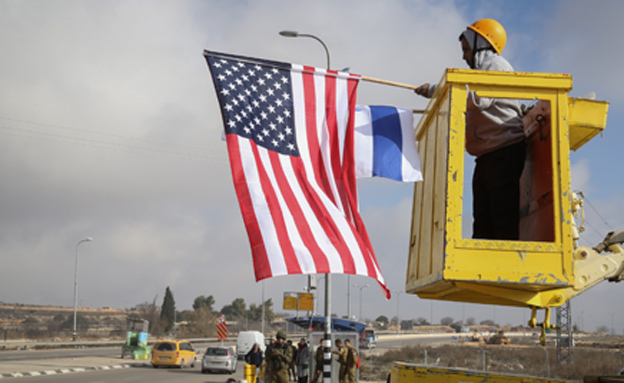 תליית דגלי ארה"ב בגוש עציון (צילום: פלאש90 גרשון אלינסון)
