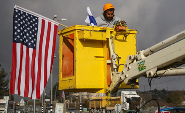 תליית דגלי ארה"ב בגוש עציון (צילום: פלאש 90 גרשון אלינסון)