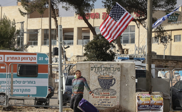 תליית דגלי ארה"ב בגוש עציון (צילום: פלאש 90 גרשון אלינסון)