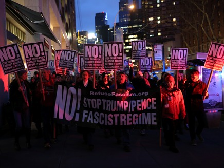 אלפי מפגינים נגד טראמפ (צילום: רויטרס)