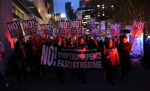 אלפי מפגינים נגד טראמפ (צילום: רויטרס)