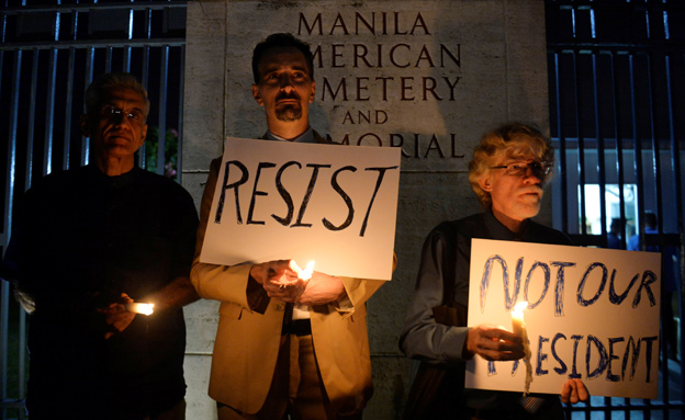 "התנגדו". מפגינים, אמש (צילום: רויטרס)