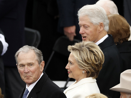 בני הזוג קלינטון והנשיא לשעבר בוש (צילום: רויטרס)