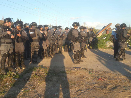 עשרות שוטרים בהפגנה
