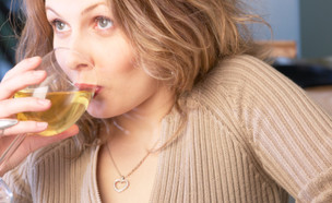 אישה שותה (צילום: אימג'בנק / Thinkstock)