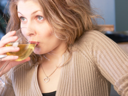אישה שותה (צילום: אימג'בנק / Thinkstock)