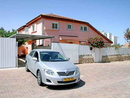 מכונית חונה ליד בית בבאר שבע (צילום: Shutterstock)