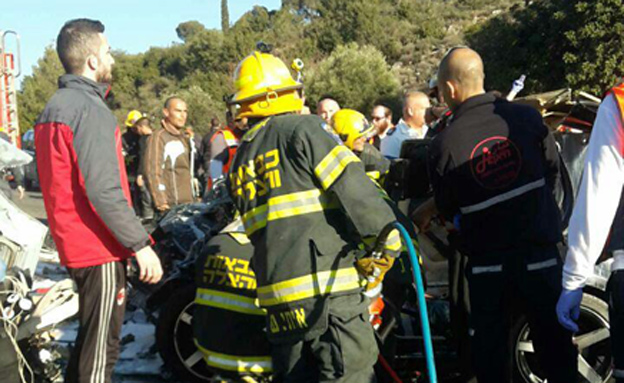 צוותי חילוץ ומד"א בזירת תאונה (צילום: חיאן שרותי רפואה)