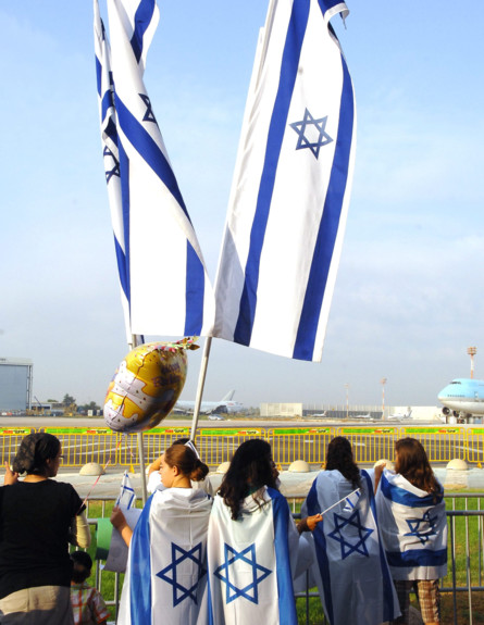 טקס קבלת פנים לעולים חדשים בנמל התעופה בן גוריון, 2008 (צילום: משה מילנר, לע"מ)