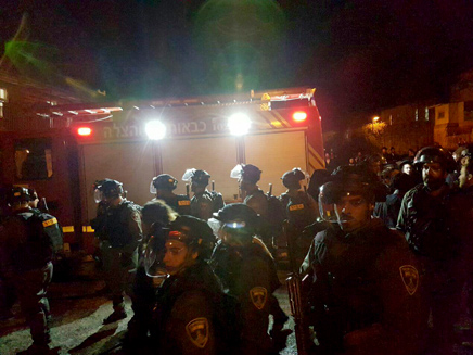 שוטרים הגיעו לאחר העימותים (צילום: דוברות כבאות והצלה ירושלים)