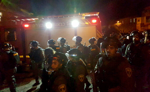 שוטרים הגיעו לאחר העימותים (צילום: דוברות כבאות והצלה ירושלים)
