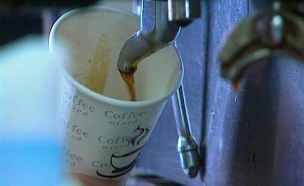 כמה באמת עולה להכין כוס קפה? (צילום: חדשות 2)