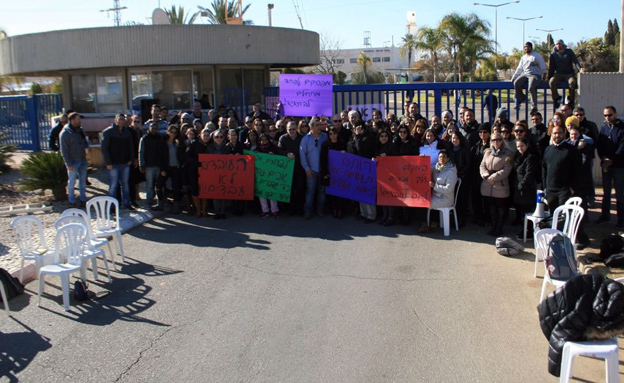 העובדים במחאה מחוץ לשערי המפעל (צילום: אלעד כהן)