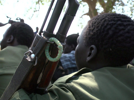ילדים עם נשק בסודן (צילום: UNICEF)