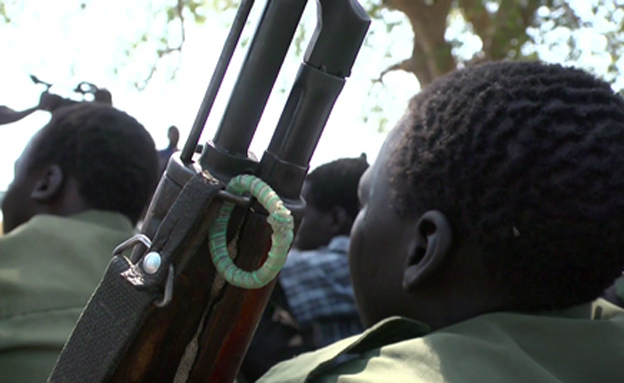 ילדים עם נשק בסודן (צילום: UNICEF)