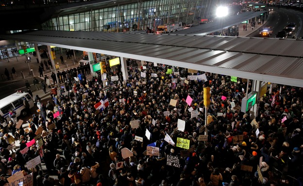 מאות מוחים בשדה התעופה בניו יורק (צילום: רויטרס)