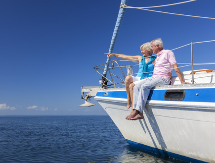 זוג מבוגר יושב על יאכטה (אילוסטרציה: Shutterstock)