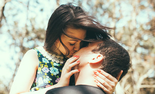 נשיקה (צילום: Shutterstock, מעריב לנוער)