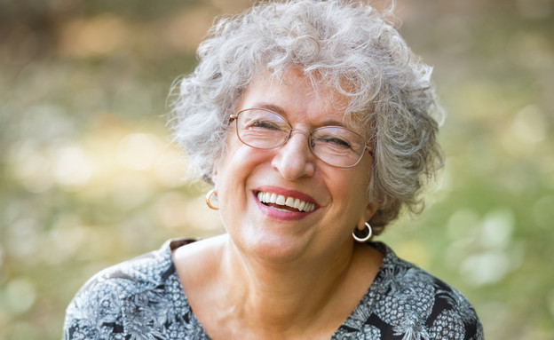 אישה מבוגרת מחייכת (אילוסטרציה: Shutterstock)