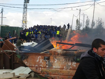 פינוי עמונה, שוטרים מגיעים על רקע אש המתנגדים (צילום: חדשות 2)