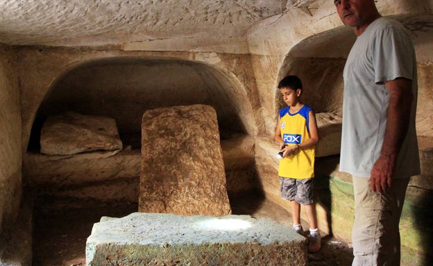 מערת קבורה בחורבת בורגין (צילום: יעקב שקולניק, קק"ל)