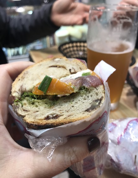 הסנדוויצ'ייה של יום טוב - כריך מטיאס (צילום: יעל קישיק, mako אוכל)