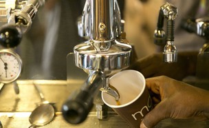 בימים האחרונים נבדקו כ–230 מכונות קפה (צילום: עופר וקנין, TheMarker)
