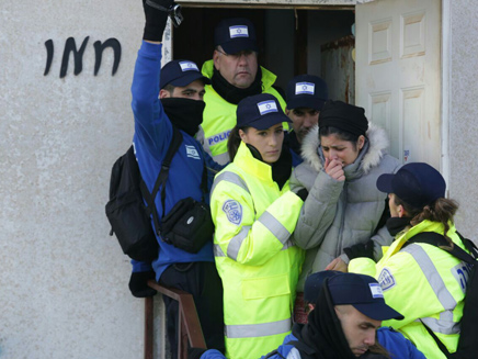 שוטרים מפנים מתנגדים מהבתים, עמונה (צילום: תצפית)