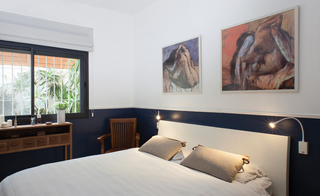 ברונשטיין ברכה, חדר השינה, חלקו התחתון של הקיר נצבע בכחול (7) (צילום: הגר דופלט)