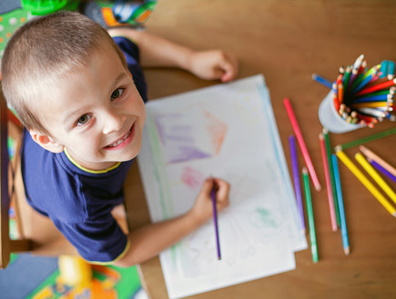 ילד מצייר (צילום: ShutterStock)