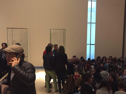 מבקרים מבוהלים בתוך המוזיאון בזמן התקרית (צילום: מתוך טוויטר)