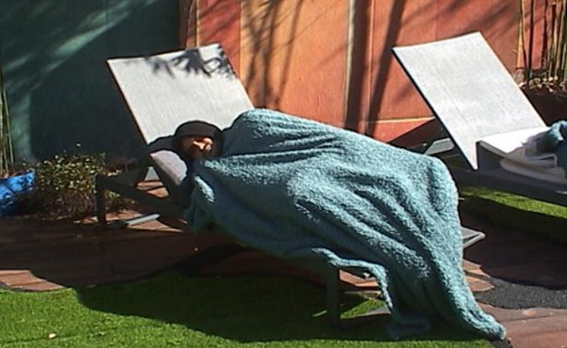 דן מנמנם בחצר (צילום: האח הגדול 24/7)