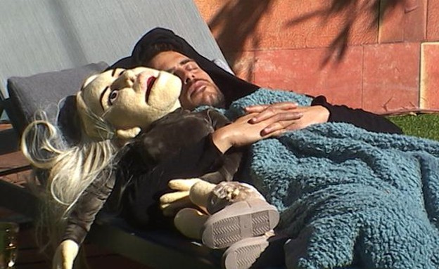 דן ישן עם בובת אורנה  (צילום: האח הגדול 24/7)
