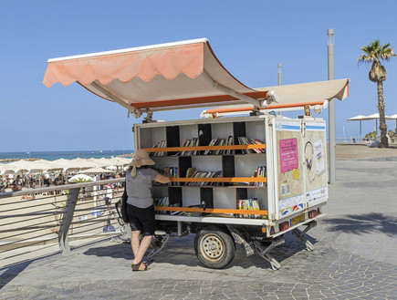 ספרייה ניידת בחוף תל אביב (אילוסטרציה: Shutterstock)