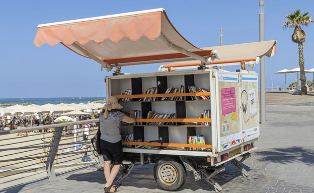 ספרייה ניידת בחוף תל אביב (אילוסטרציה: Shutterstock)