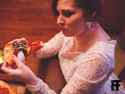 אישה התחתנה עם פיצה (צילום:  Marcy Harris)
