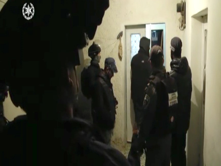 שוטרים בפשיטה על בתים של מחבלים במזרח ירושלים (צילום: דוברות המשטרה)