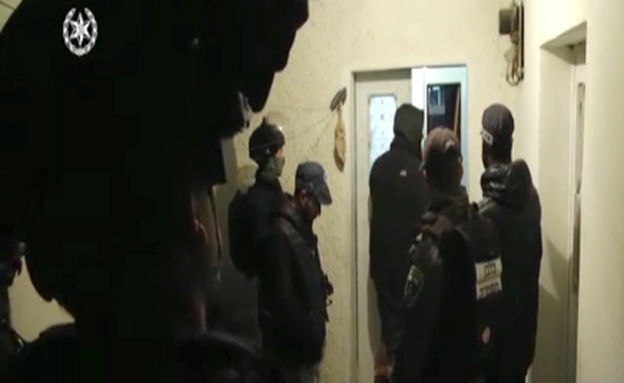 שוטרים בפשיטה על בתים של מחבלים במזרח ירושלים (צילום: דוברות המשטרה)