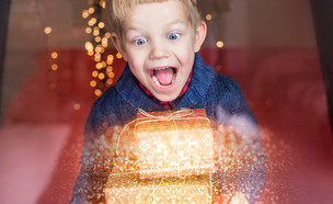 ילד מקבל מתנה  (צילום: Shutterstock)