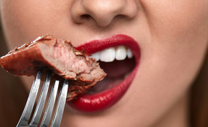אישה אוכלת בשר (צילום: Shutterstock)